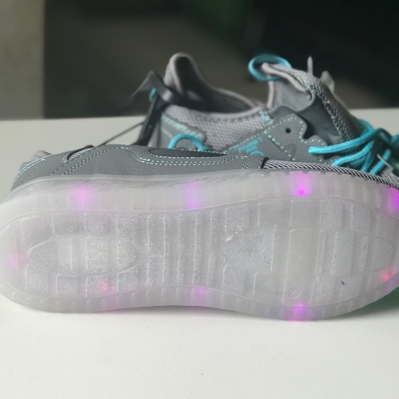 Flash Lights LED Rechargeable Girls Athletics Shoe - Picture 6 of 8